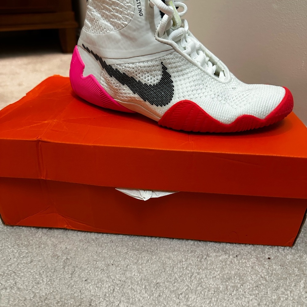 Nike Tawa SE White and Black Sneakers